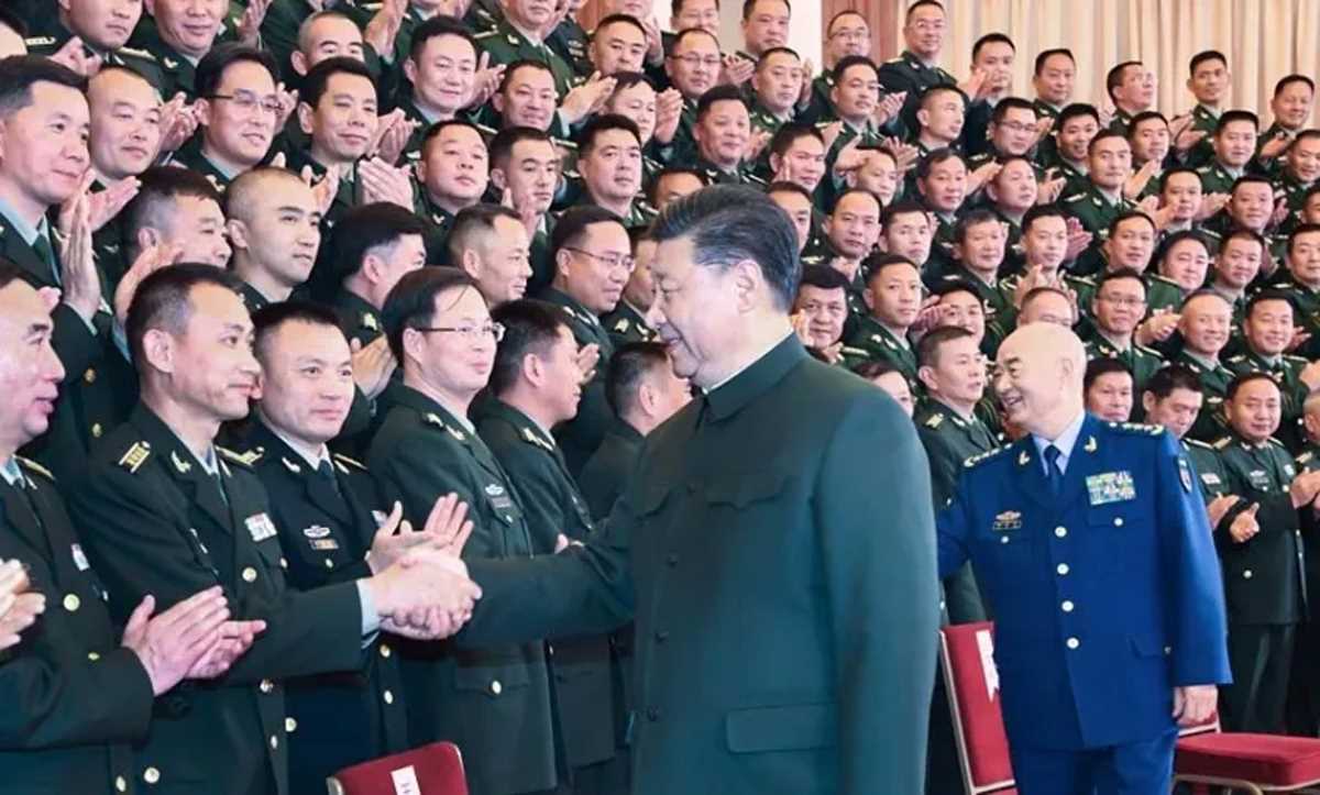 शी जिनपिंग ने थ्येनचिन में तैनात सैनिकों से मुलाकात की शी जिनपिंग ने थ्येनचिन में तैनात सैनिकों से मुलाकात की